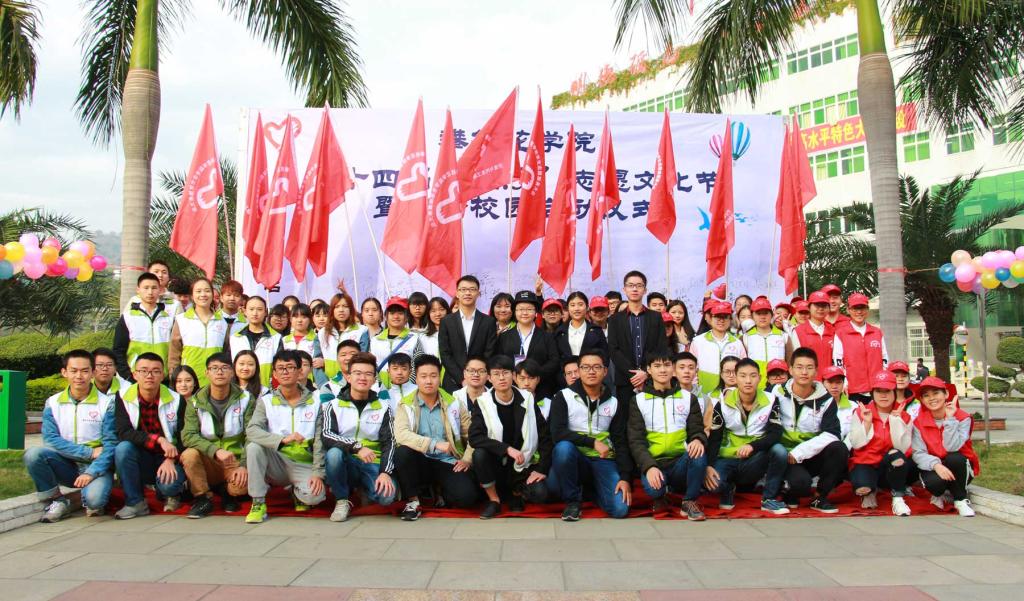 师生志愿者合影