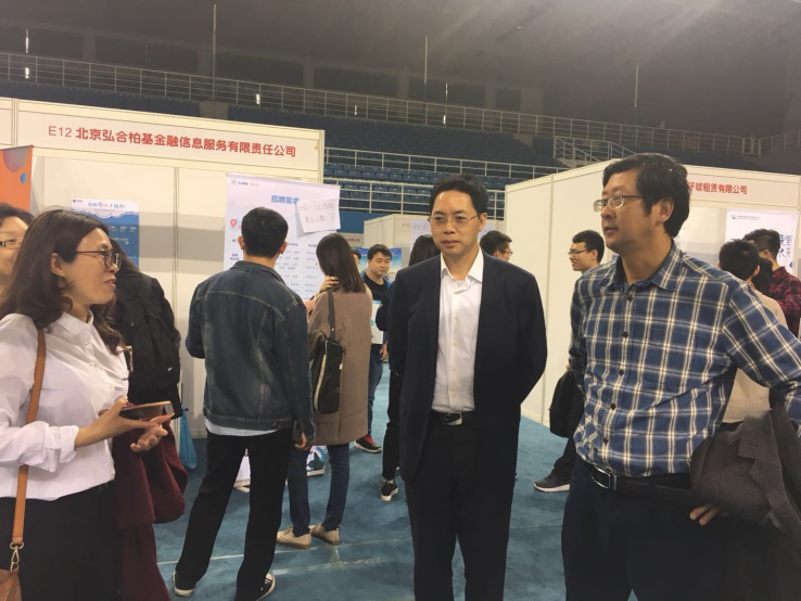 副校长石维富现场指导学校招聘工作