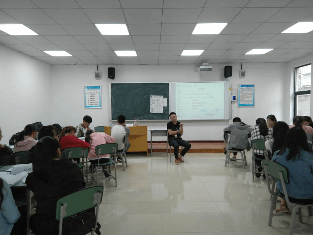 张正在GYB课堂与学生分享创业经验