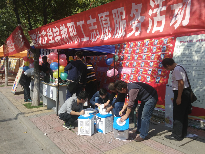 志愿者们维修饮水机