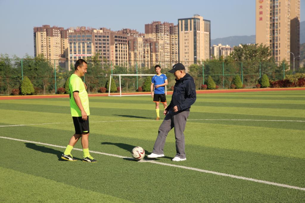 校党委书记肖立军为友谊赛开球