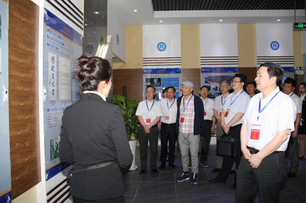 专家组考察校史馆