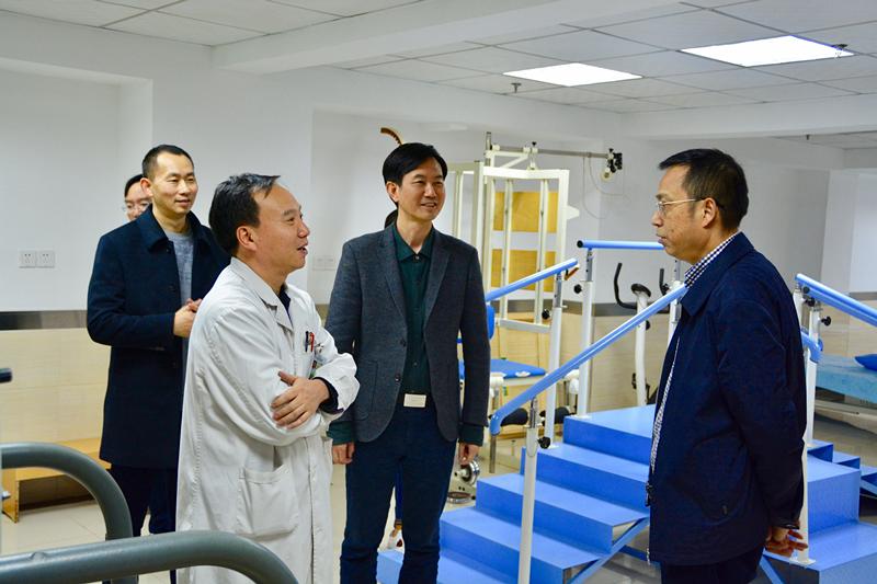 杨正春(右一)实地查看附属医院康复科情况