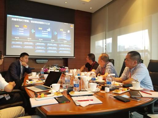 我校与华为技术有限公司洽谈校企合作