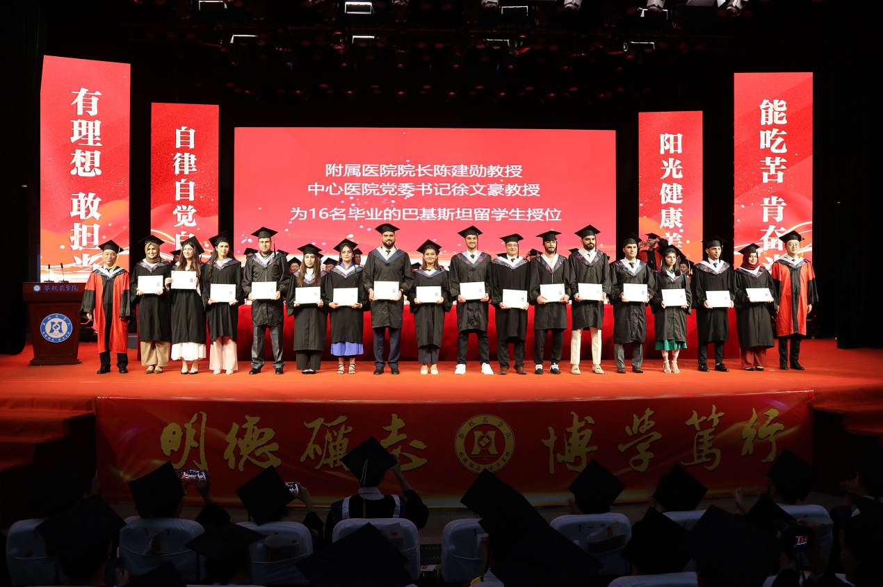 图7 留学生毕业典礼