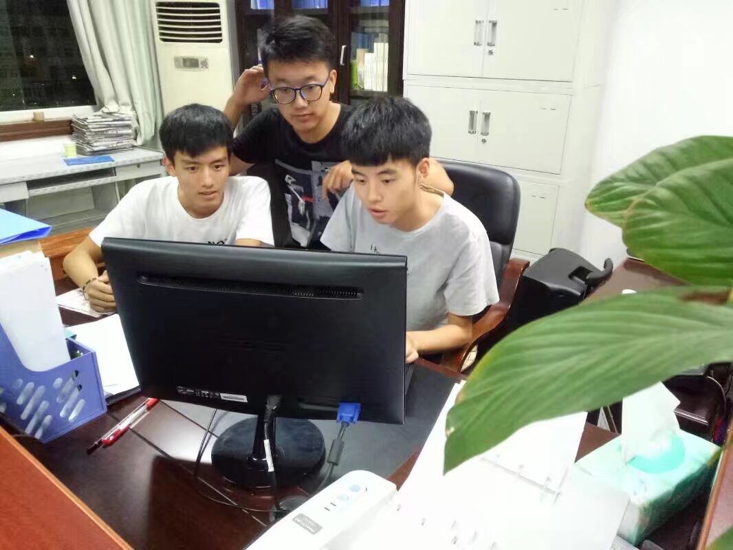 字字斟酌,深夜编排新闻稿件