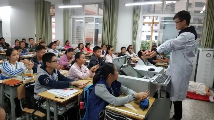 医学院志愿者为外国语学校在校中学生讲解急救知识