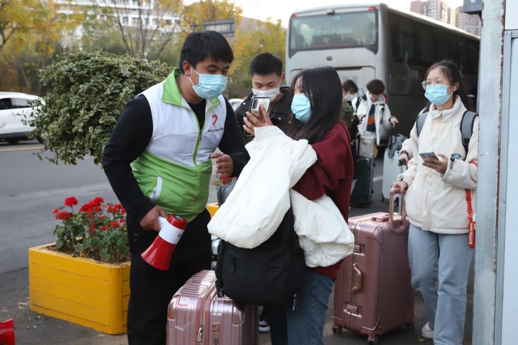 查验健康码、行程卡