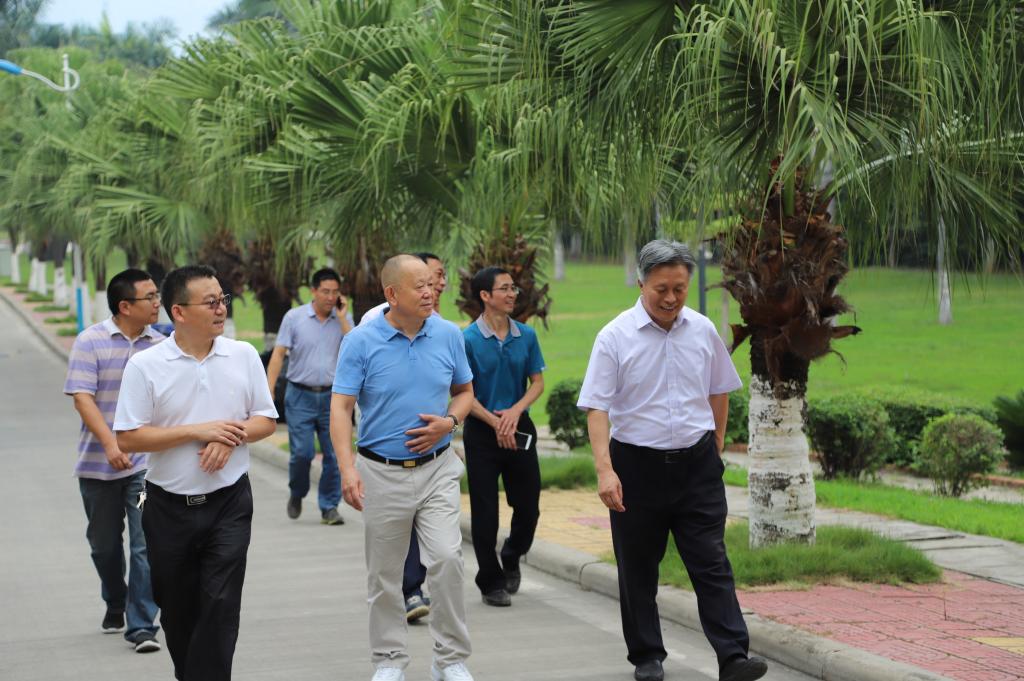 校领导一行检查南苑开学准备工作