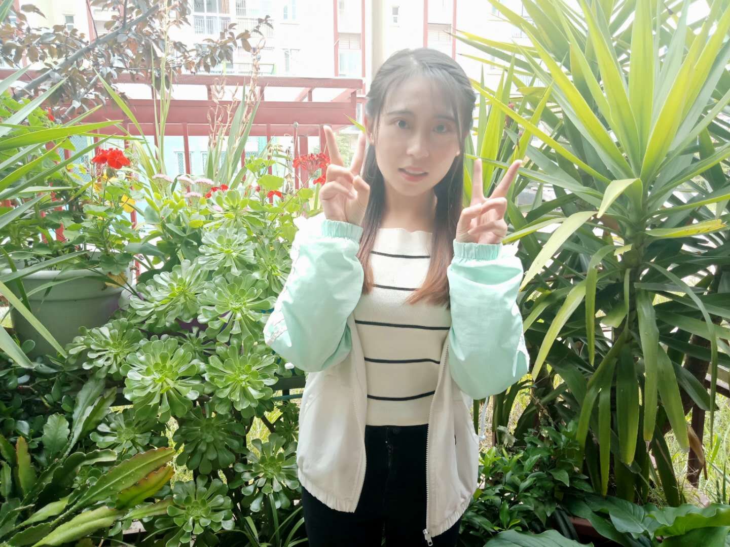 阳光、开朗、自信的龚丽