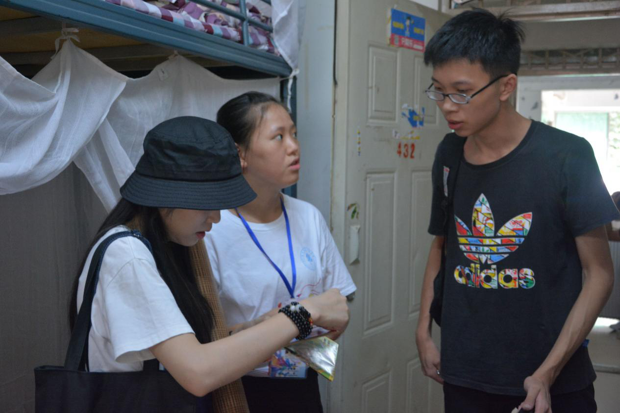 志愿者带领新生前往寝室
