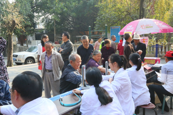 志愿者为社区居民测量血压