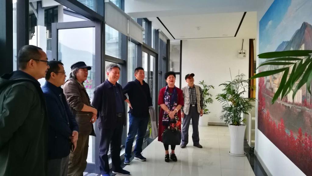 校党委书记、校长王曙光等观赏油画