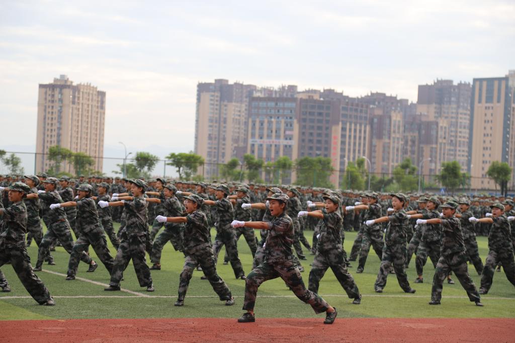 动作规范整齐、口号清脆响亮