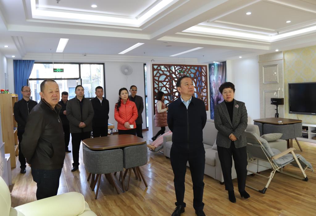 参观老年关爱室